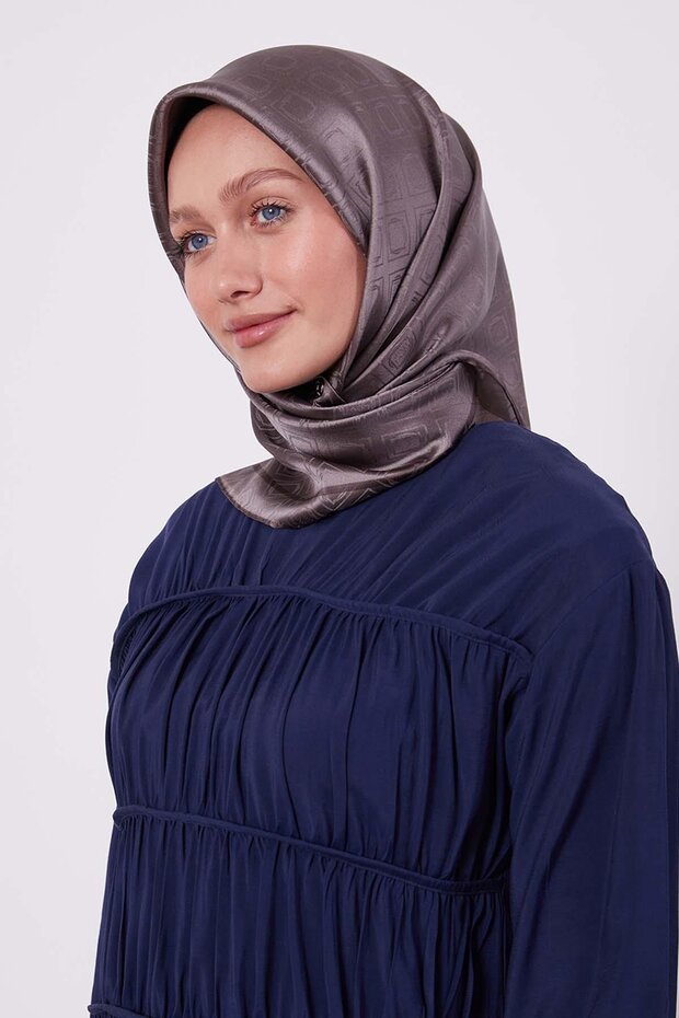 وشاح حريري بنمط مونوغرام بنقشة البقلاوة باللون البني - 1