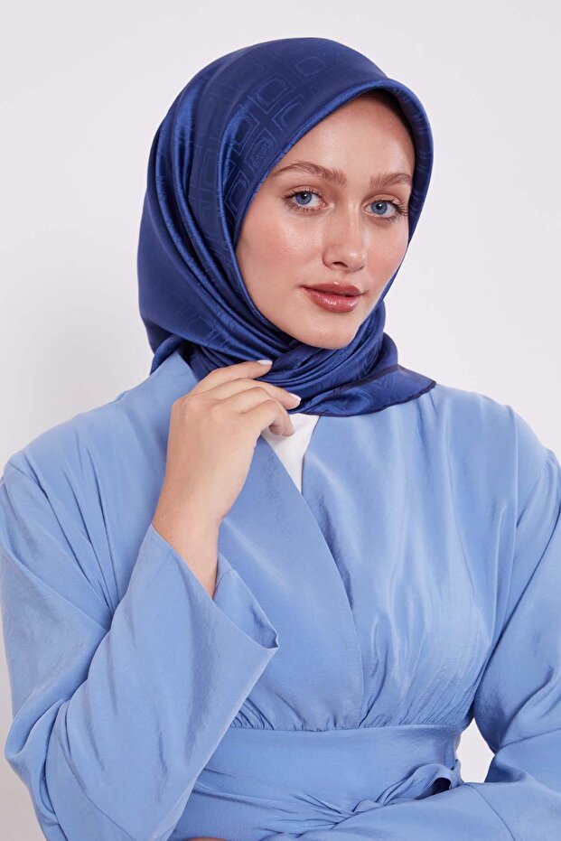 وشاح حريري بنمط البقلاوة باللون الأزرق الداكن - 3