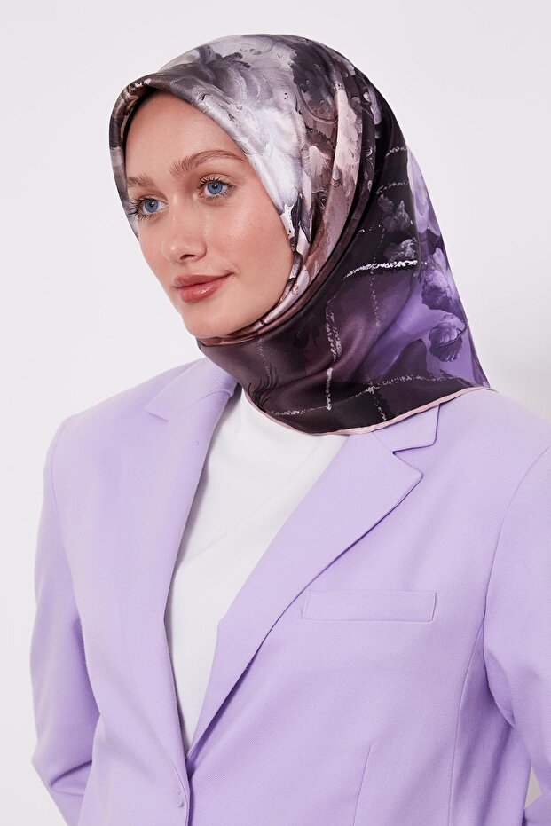 وشاح حريري بنمط أرجواني من سيرا