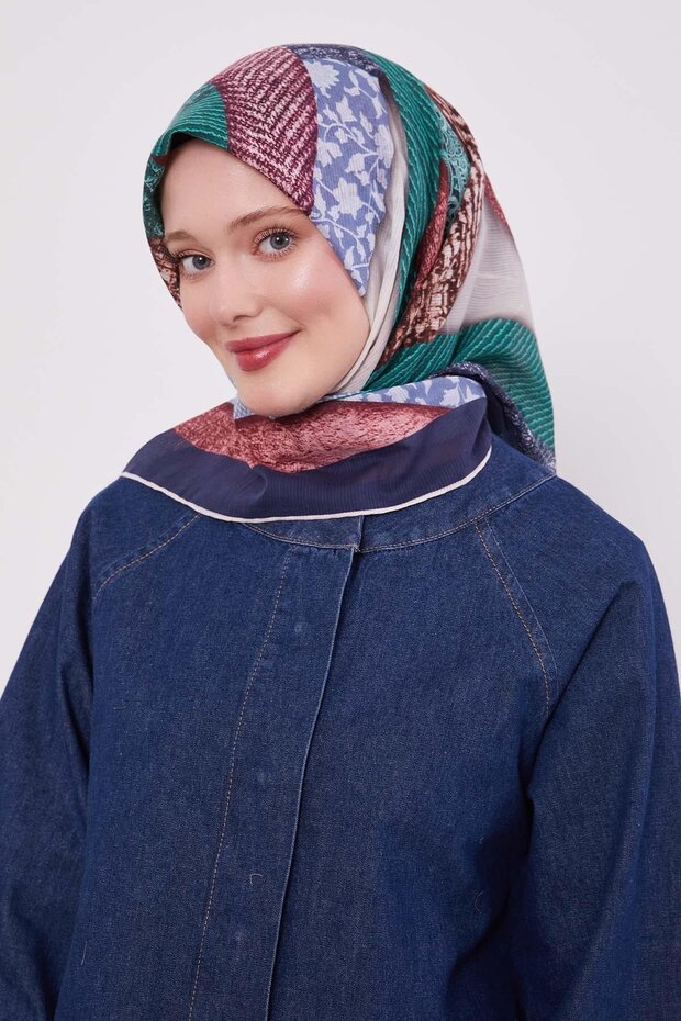 وشاح قطني هندسي باللون الأزرق الداكن