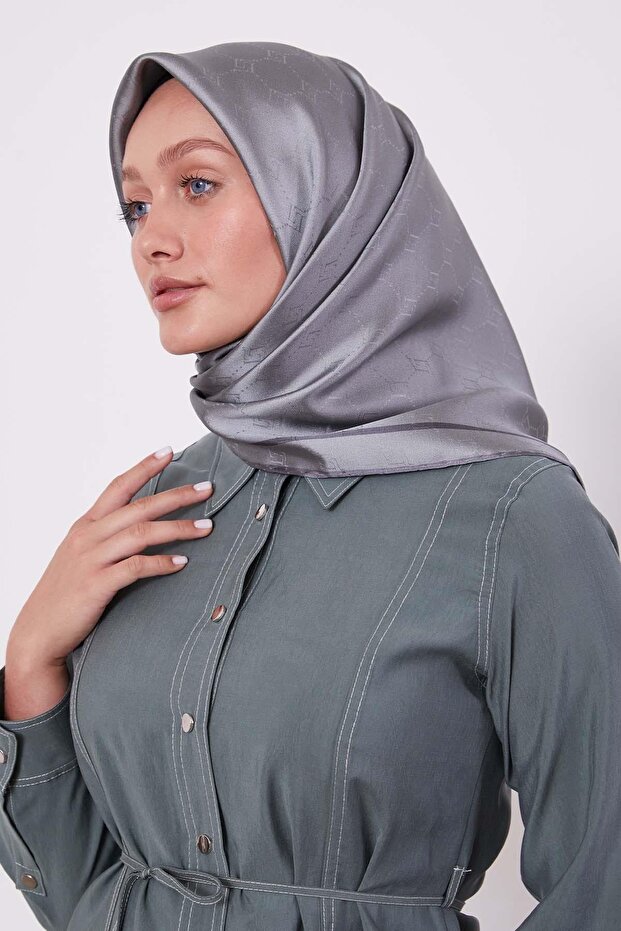 وشاح حريري بنمط قرص العسل الرمادي