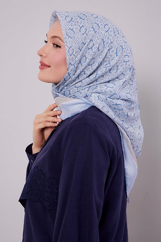 وشاح ناعم بنمط بازل باللون الأزرق الفاتح