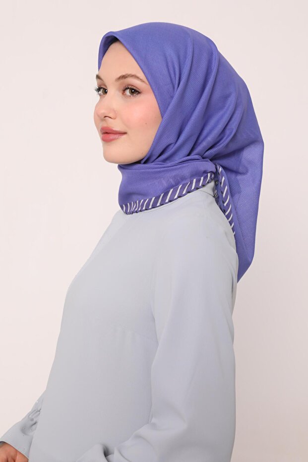 وشاح قطني مخطط باللون الأرجواني