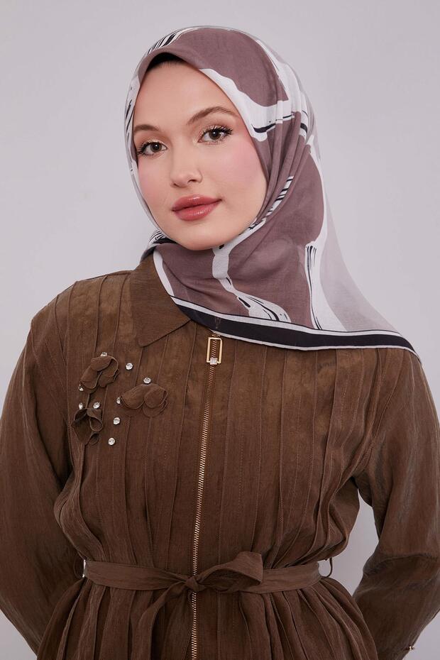 وشاح ناعم بنمط تجريدي باللون البني الحليبي - 3