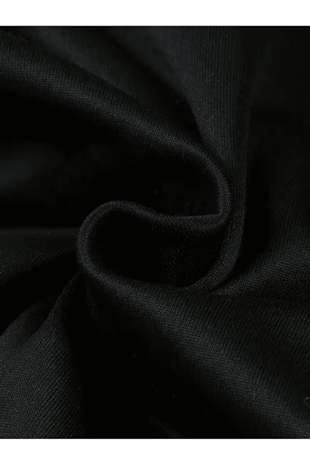 هوديي مطبوع عليه حروف عمودية بتصميم بسيط - 5