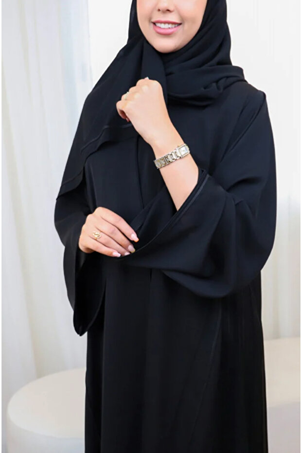عباية نص كلوش منسوجة من قماش كريب بقيطان اسود ياباني - أناقة ملكية