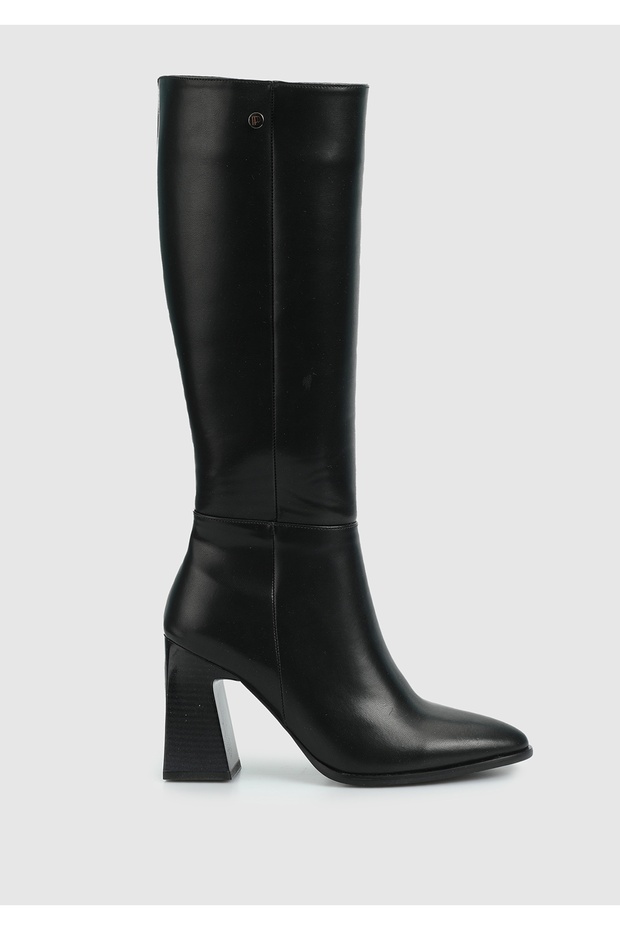 Siyah Kadın Bot - 1