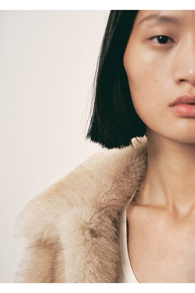 Düğmeli kürk görünümlü palto - 8