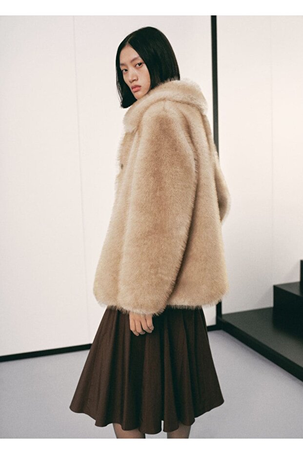 Düğmeli kürk görünümlü palto - 4