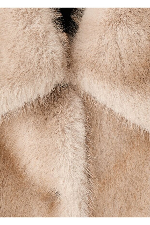 Düğmeli kürk görünümlü palto - 5