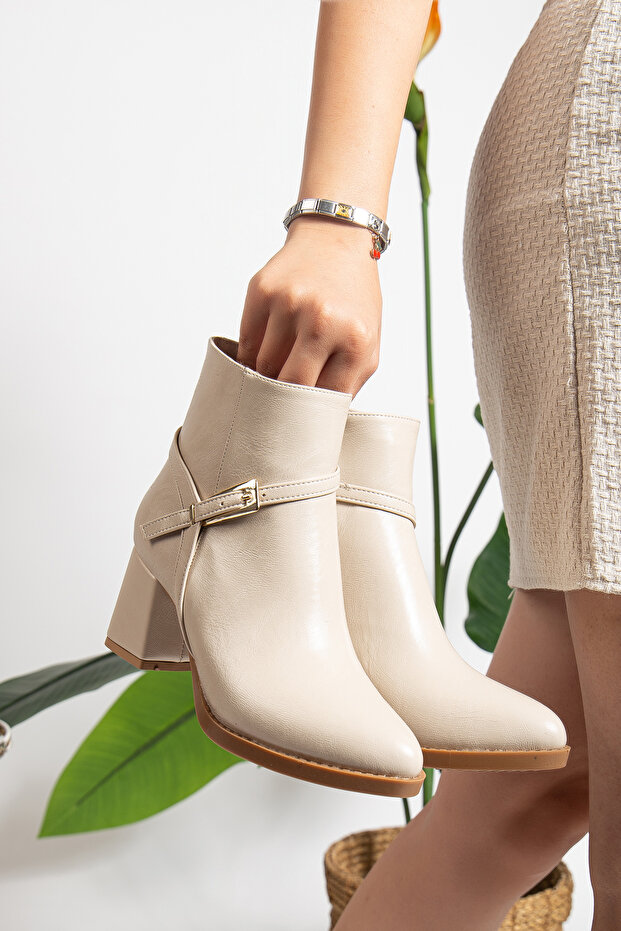 Pointed Toe Women's Heel Boots with a Straightening Buckle That Attracts Attention A063