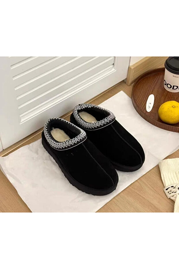 Comfortable winter shoes with warm lining and elegant design