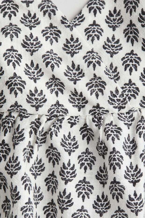 بلوزة بحمالات وفتحة رقبة على شكل حرف V - 1