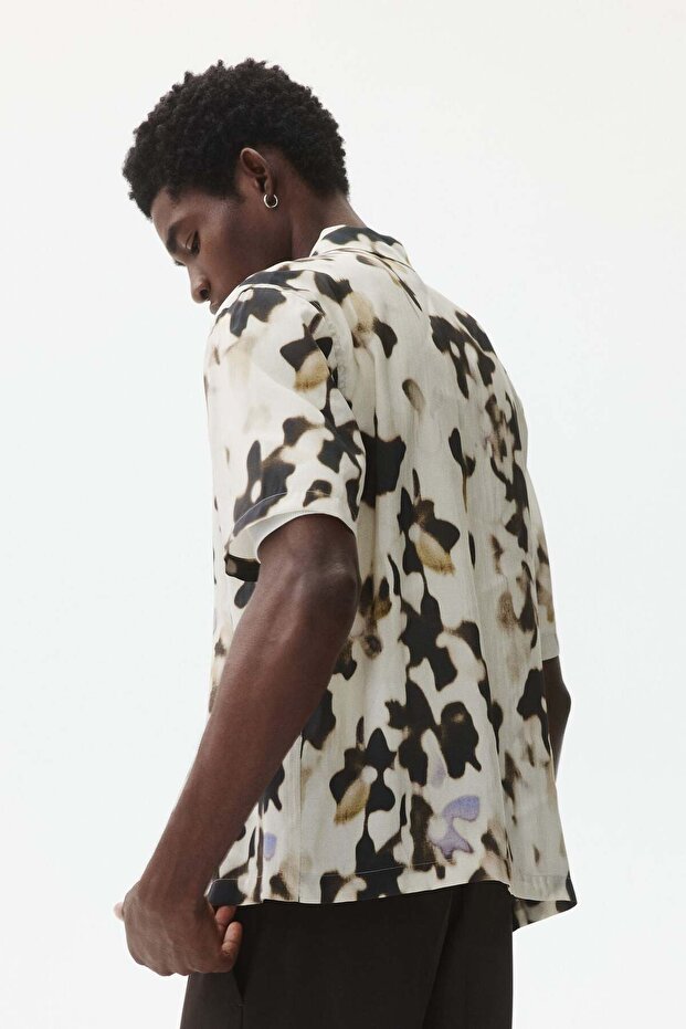 قميص منتجع بقصة عادية ومنقوش - 7