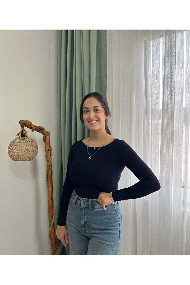 بلوزة أساسية بأكمام طويلة وياقة قارب - 1