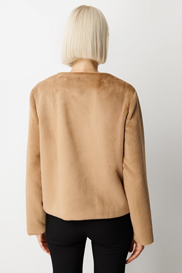 سترة بأزرار من قماش الفرو الناعم - 4