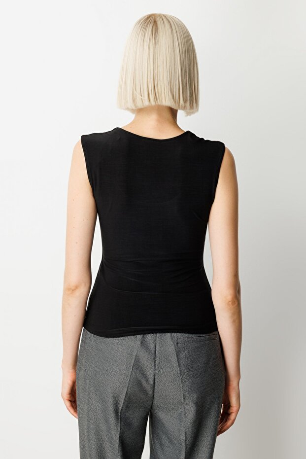 بلوزة أساسية بياقة على شكل حرف U-61385 - 4