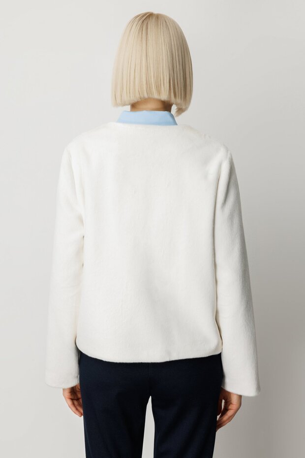 سترة بأزرار من قماش الفرو الناعم - 4