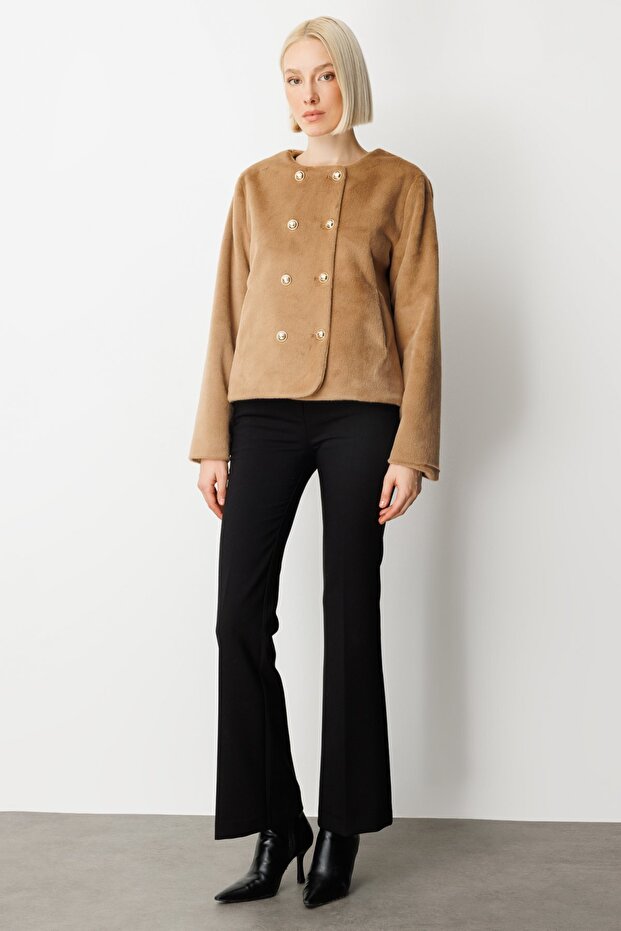 سترة بأزرار من قماش الفرو الناعم - 3