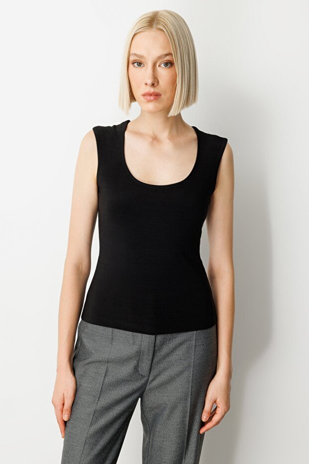 بلوزة أساسية بياقة على شكل حرف U-61385 - 1