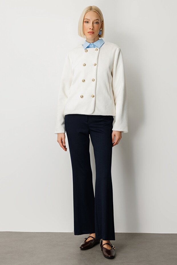 سترة بأزرار من قماش الفرو الناعم - 3