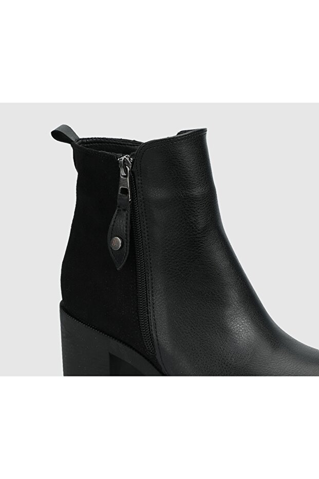 Siyah Kadın Bot - 5