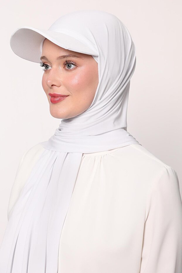 شال أبيض عملي مع قبعة