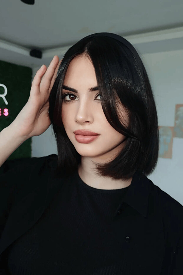 شعر مستعار أسود اللون ذو حواف طويلة على شكل تاج بيرسيم