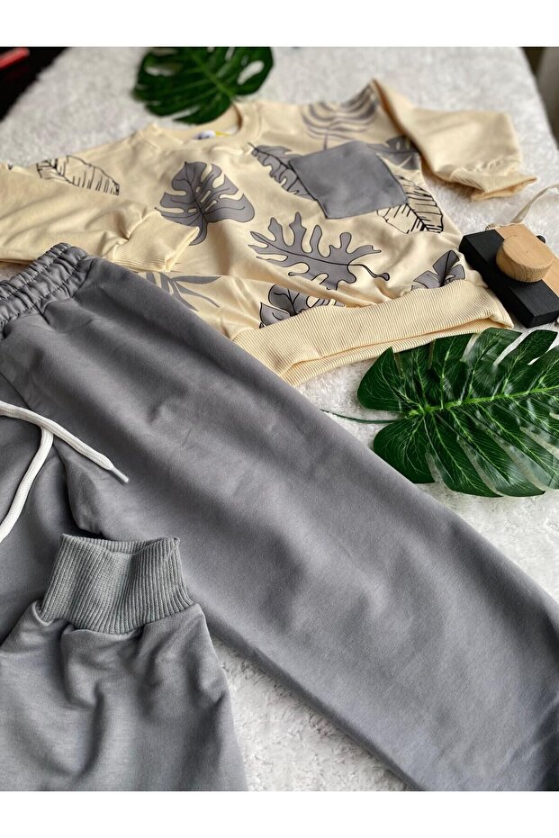 طقم مكون من قطعتين للأولاد باللون البيج والرمادي بنمط أوراق الشجر - 3