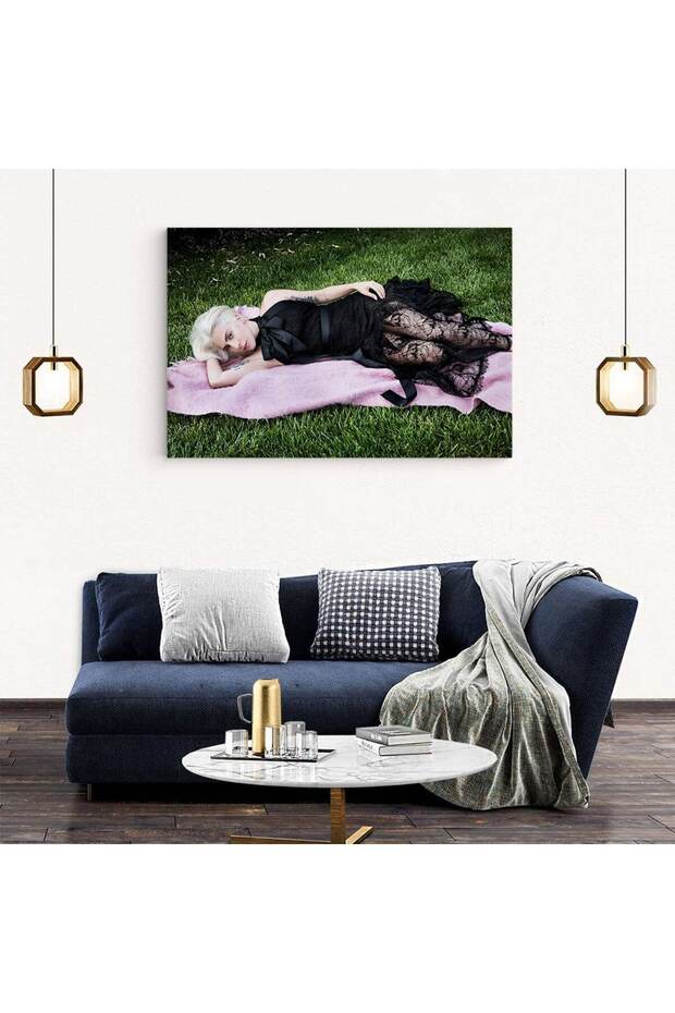 Lady Gaga singer, code 2271 - 3