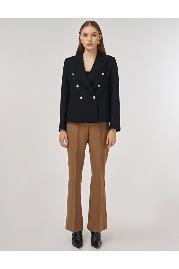 سترة بليزر بأزرار ذهبية باللون الأسود - 2