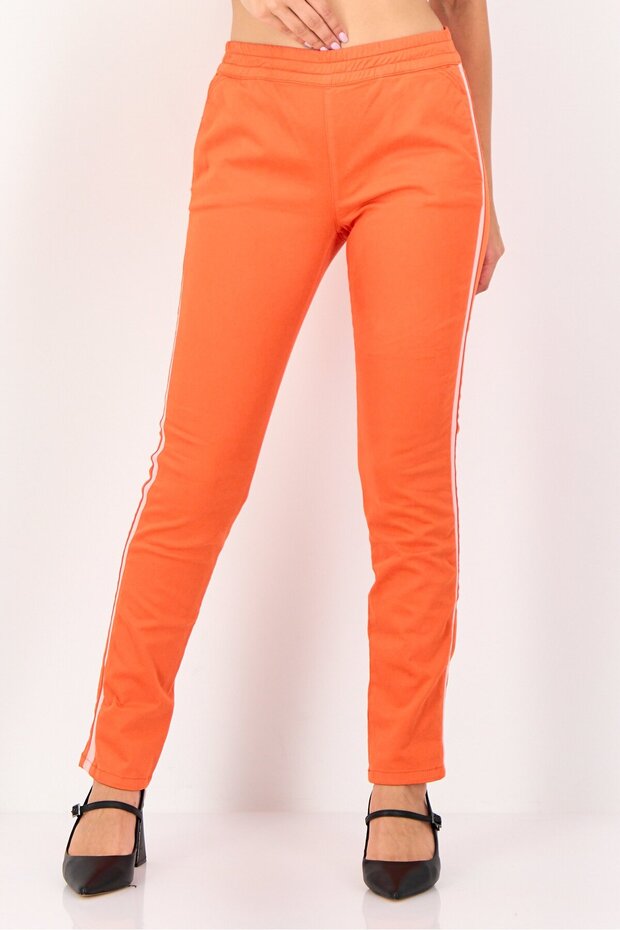 Women Street Fit Solid Chino Pants, Bright Red