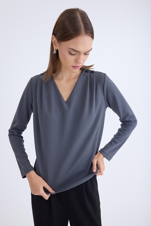 بلوزة بأكمام طويلة وأزرار على الكتف وياقة على شكل حرف V - 3