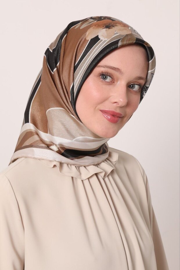 وشاح كريستالي لامع بنمط باتيك مزهر