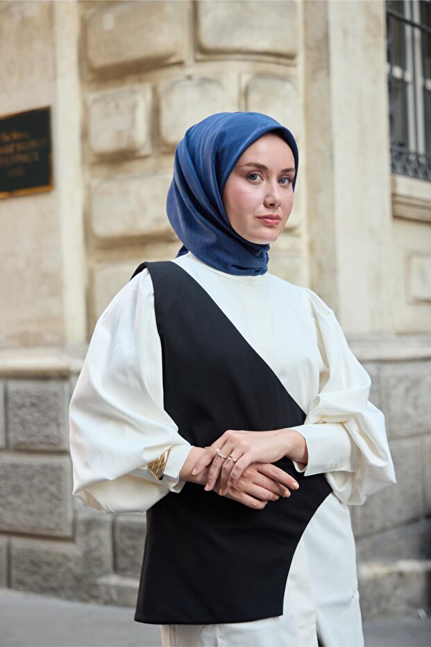 وشاح من الحرير القطني مزين بنقوش باللون الأزرق الداكن مقاس 90x90
