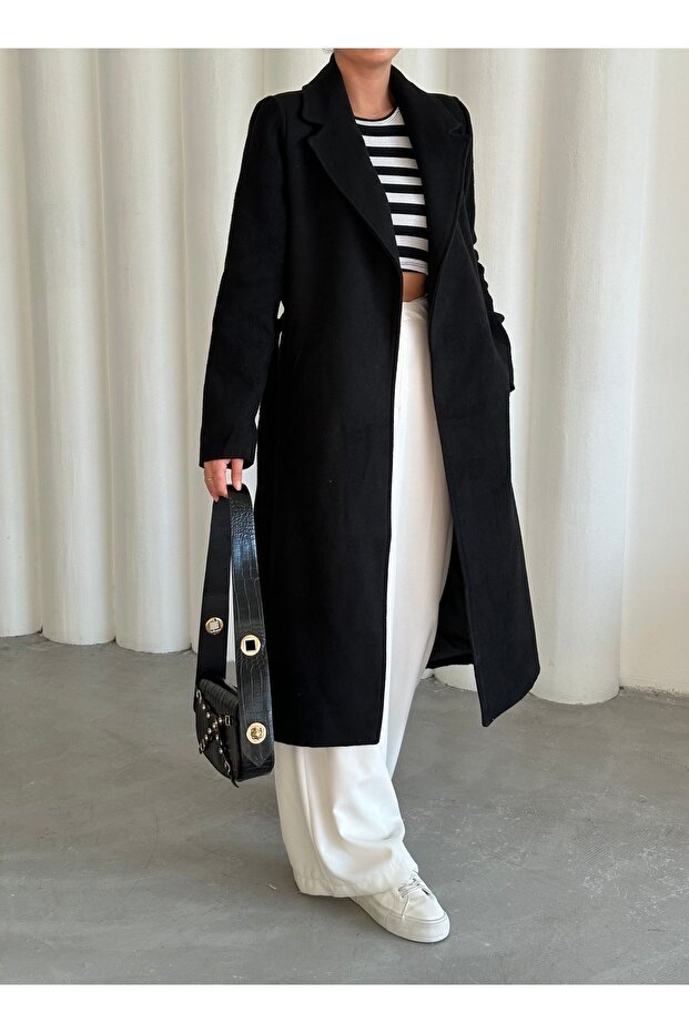 Czarny płaszcz z kaszmiru z podszewką i paskiem - 7059 - 7