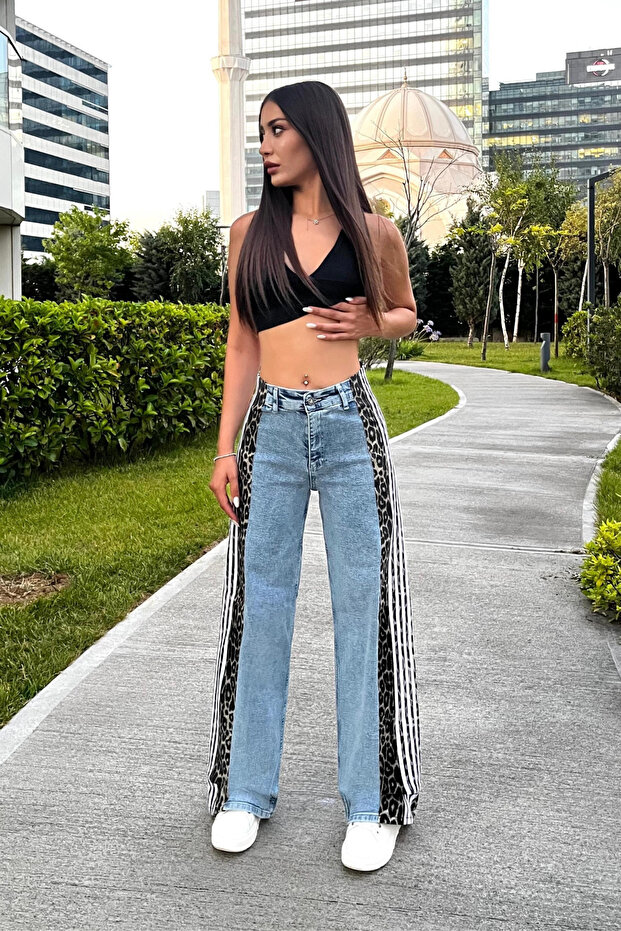 Női, magas derekú, kék leopárdmintás széles szárú farmernadrág oldalsó csíkokkal - 5