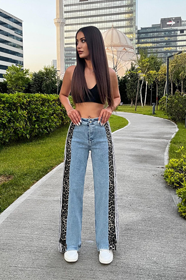 Női, magas derekú, kék leopárdmintás széles szárú farmernadrág oldalsó csíkokkal - 7