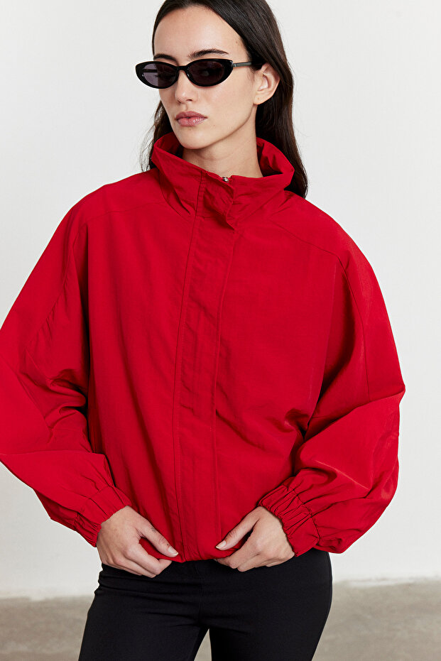 سترة كبيرة الحجم بسحاب باللون الأحمر - 1