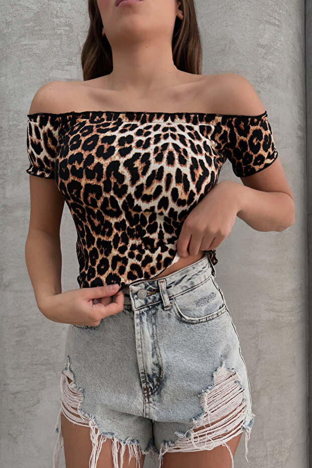 بلوزة قصيرة أساسية بطبعة جلد الفهد ذات ملمس ناعم ورقبة قارب - 4