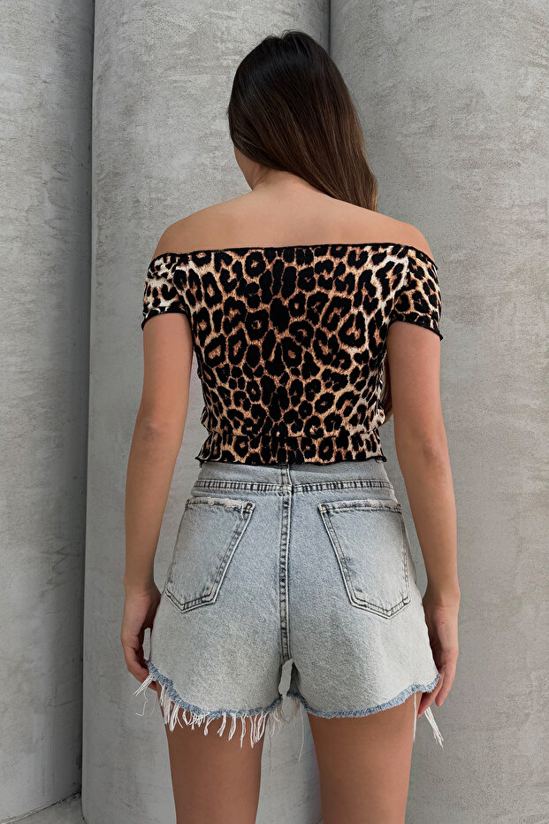 بلوزة قصيرة أساسية بطبعة جلد الفهد ذات ملمس ناعم ورقبة قارب - 7