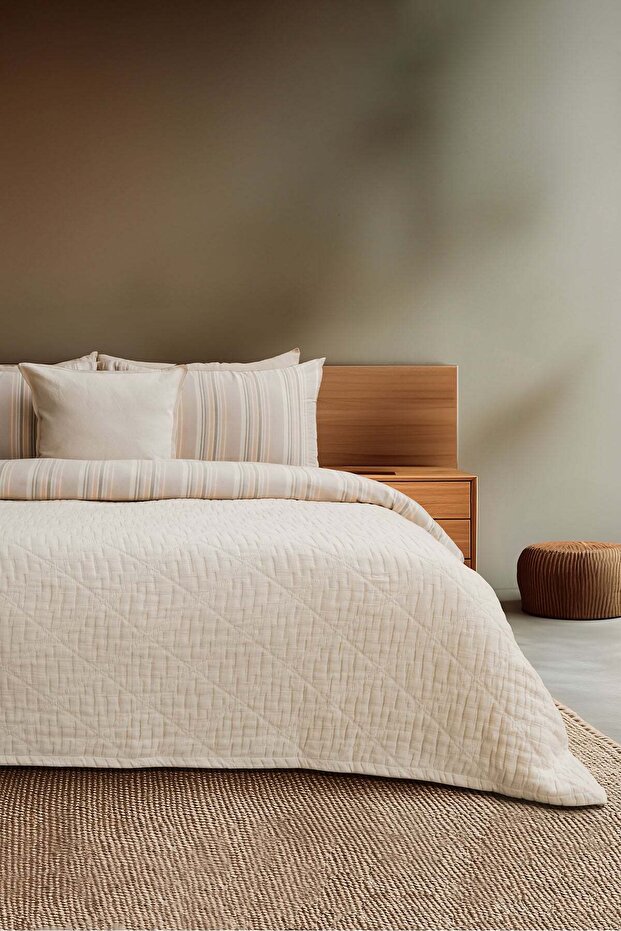 Atik Dolgulu Jakarlı Çift Kişilik Yatak Örtüsü Krem - 1