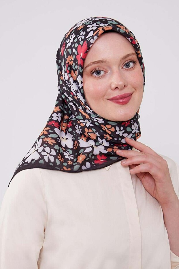 وشاح قطني بنمط زهور مينا أسود