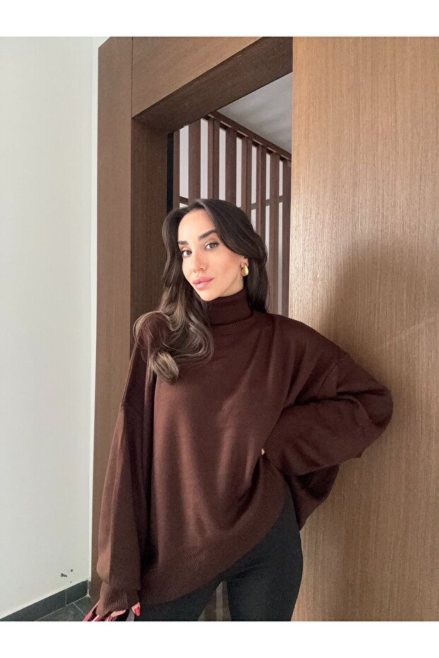 سترة بياقة عالية كبيرة الحجم باللون البني