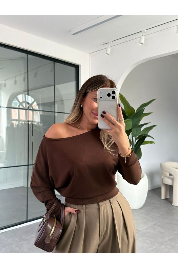 بلوزة نسائية بياقة قارب مفتوحة عند الكتفين، مصنوعة من قماش المودال الفاخر، تصميم بسيط وفضفاض
