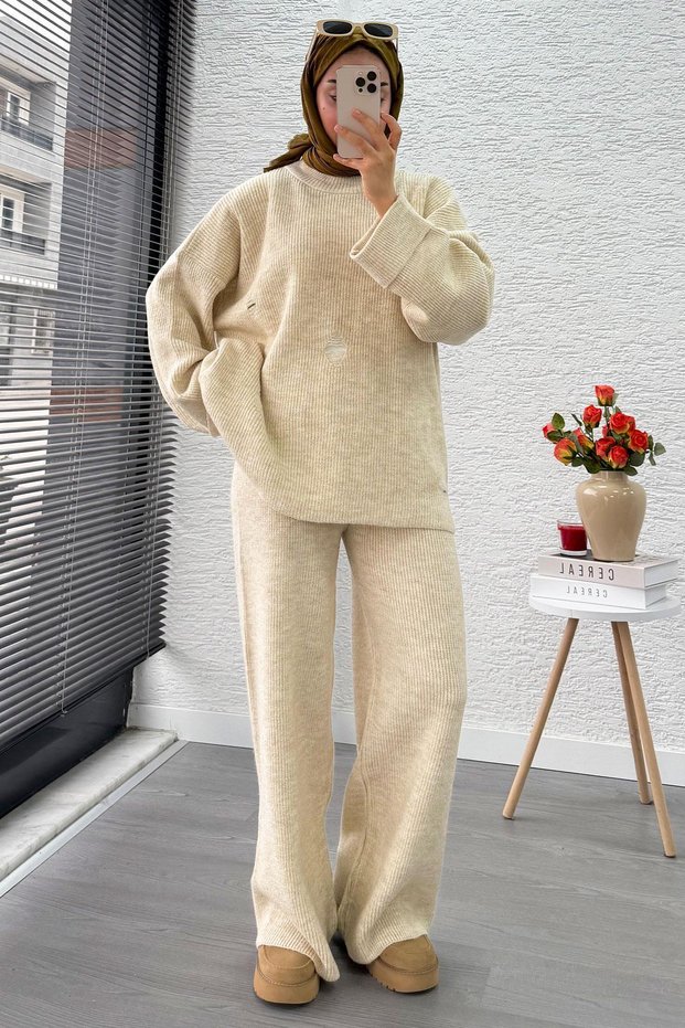 Knitwear Set with Layered Sleeves and Ripped Detail Design – Cream