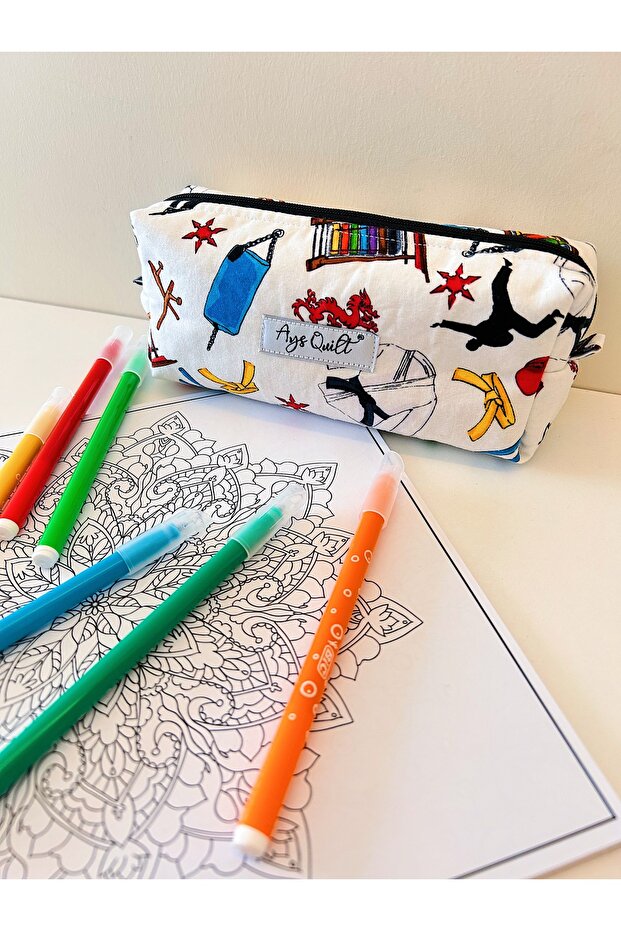 حامل أقلام منقوش على شكل كاراتيه - 1