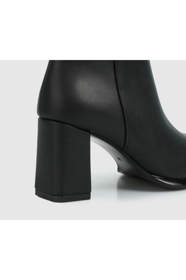 Siyah Kadın Bot - 5