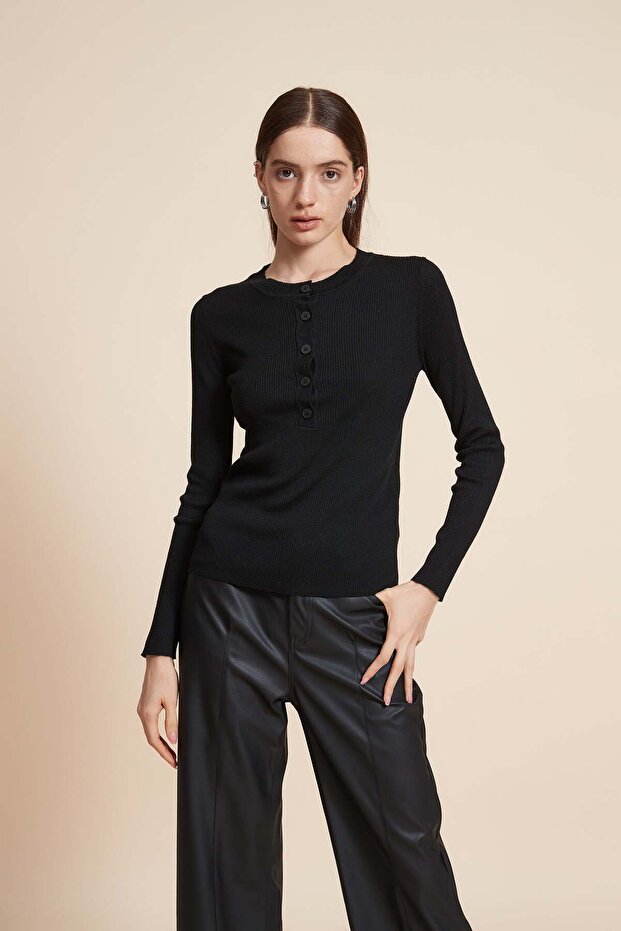 بلوزة سادة بأكمام طويلة وأزرار أمامية - 1