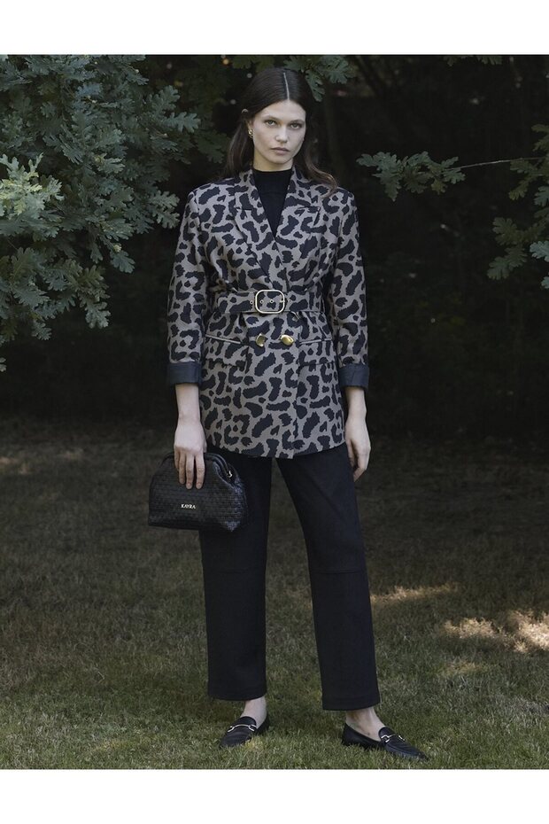 سترة بليزر بنمط الفهد من فرو المنك - 1